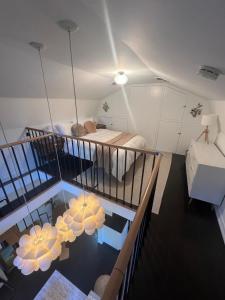 einen Blick über ein Zimmer mit einem Schlafzimmer und einem Bett in der Unterkunft Topanga Garden Paradise 1BR - in the Heart of PO Tract in Topanga