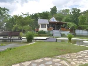 Сад в Mittraphap Resort