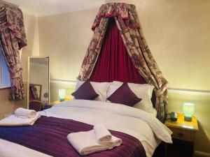 Giường trong phòng chung tại Little Silver Country Hotel