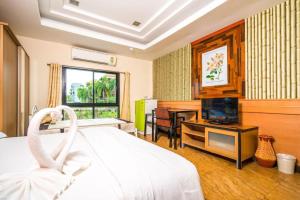 Телевизор и/или развлекательный центр в Prew Lom Chom Nam Resort