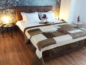 En eller flere senge i et værelse på Holiday house MARLY with private pool