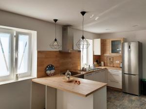 Køkken eller tekøkken på Holiday house MARLY with private pool