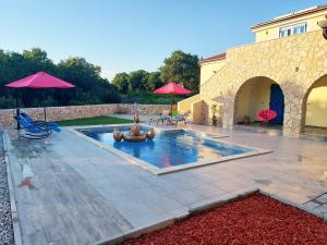 Swimmingpoolen hos eller tæt på Holiday house MARLY with private pool