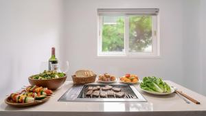 een aanrecht met een dienblad vol eten, fruit en groenten bij Gapyeong Shiny Pension in Gapyeong