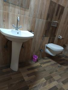 een badkamer met een wastafel en een toilet bij Satkar palace hotel 
