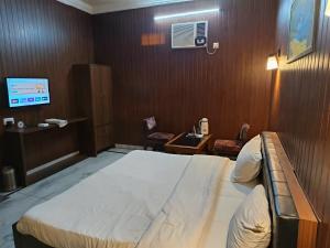 een slaapkamer met een groot bed in een kamer bij Satkar palace hotel 