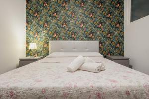 een slaapkamer met een bed met twee handdoeken erop bij Center Sevilla Magdalena Premium in Sevilla
