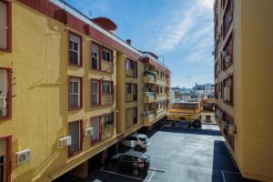 uitzicht op een parkeerplaats tussen twee gebouwen bij Center Sevilla Magdalena Premium in Sevilla