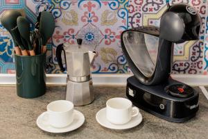 een aanrecht met twee kopjes en een blender bij Center Sevilla Magdalena Premium in Sevilla