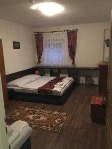 a bedroom with a bed and a window at HARRYS City Motel in Komárno