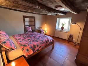 ein Schlafzimmer mit einem Bett und einem Fenster in der Unterkunft Private secluded villa for 20 guests on large private estate - Cairo Montenotte - Tenniscourt - Savone in Cairo Montenotte + 35 Fotos