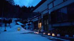 TōnoLien Tono的建筑物前雪覆盖的消防栓