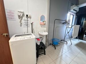 ein kleines Badezimmer mit Waschbecken und Toilette in der Unterkunft Mac Inn 94 in George Town + 89 Fotos