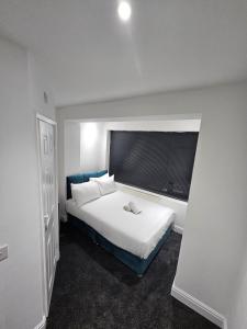 哈姆斯沃思Moor Layover Heathrow - Cozy Crew Stay - 10 min to Airport的一间带床的卧室，配有大窗户