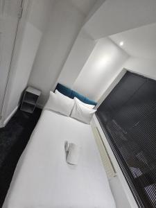 哈姆斯沃思Moor Layover Heathrow - Cozy Crew Stay - 10 min to Airport的房间里有一张白色大床的卧室