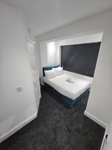 哈姆斯沃思Moor Layover Heathrow - Cozy Crew Stay - 10 min to Airport的卧室里有一张白色的床和一扇大窗户 更多18张照片