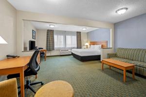 a hotel room with a bed and a couch at Quality Inn Dubuque on Hwy 20 in Dubuque +40 photos