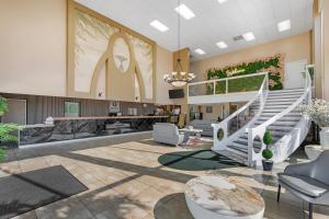 eine Lobby mit einer Treppe und einer Treppe in der Unterkunft Quality Inn & Suites Conference Center in New Port Richey