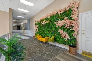 eine Bürolobby mit einer mit Blumen bedeckten Wand in der Unterkunft Quality Inn & Suites Conference Center in New Port Richey