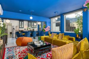 Et opholdsområde på Luxury Penthouse with Mountain Views