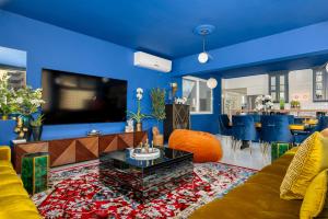 Et tv og/eller underholdning på Luxury Penthouse with Mountain Views