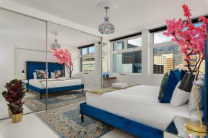 En eller flere senge i et værelse på Luxury Penthouse with Mountain Views + 26 billeder