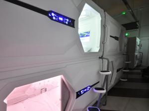 第比利斯Capsule Hotel Happy lounge的带洗手池、窗户和凳子的浴室