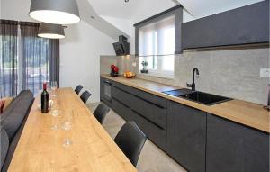 Nhà bếp/bếp nhỏ tại Cozy Apartment In Supetar With Wifi