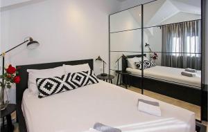 Giường trong phòng chung tại Cozy Apartment In Supetar With Wifi