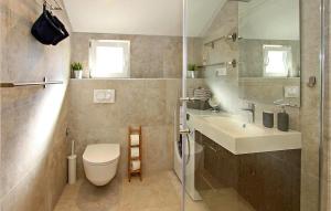 Phòng tắm tại Cozy Apartment In Supetar With Wifi