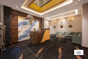 Un vestíbulo con un sofá y una mesa. en Blackpearl Sparklewoods, en Kasauli