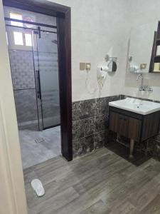 Et badeværelse på ليالي أكنان للشقق المخدومة فرع2