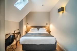Postel nebo postele na pokoji v ubytování Résidence-Hotel Le Quinze Grand Place Brussels