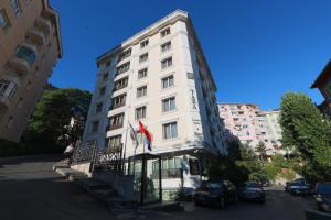 een wit gebouw met een rode vlag erop bij Taba Luxury Suites and Hotel in Istanbul