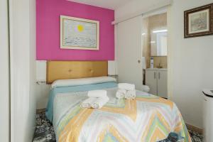 En eller flere senge i et værelse på Sevilla Center Premium Parking Free