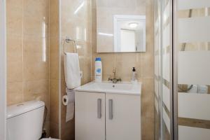 Et badeværelse på Sevilla Center Premium Parking Free + 16 billeder