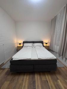 En eller flere senge i et værelse på DanMa Ferienwohnung Apartment Eifel + 4 billeder