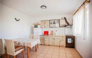 Køkken eller tekøkken på 1 Bedroom Lovely Home In Lopar