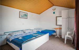 En eller flere senge i et værelse på 1 Bedroom Lovely Home In Lopar