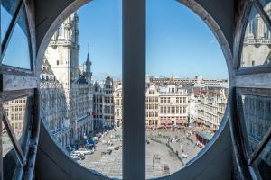 uma vista da cidade a partir de uma janela em Résidence-Hotel Le Quinze Grand Place Brussels em Bruxelas