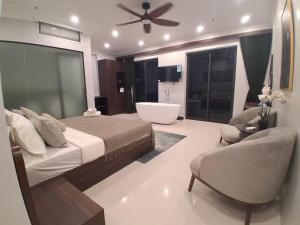 ein Schlafzimmer mit einem großen Bett und einer Badewanne in der Unterkunft Diamond Light Hotel in Hanoi