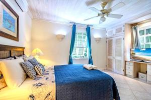 Giường trong phòng chung tại Tradewinds - by ZenBreak