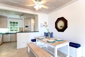 Nhà bếp/bếp nhỏ tại Tradewinds - by ZenBreak