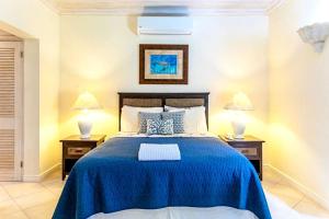 Giường trong phòng chung tại Tradewinds - by ZenBreak