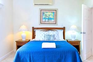 Giường trong phòng chung tại Tradewinds - by ZenBreak