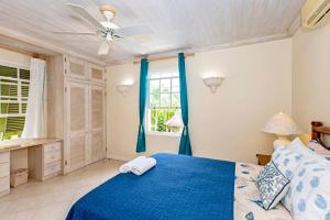 Giường trong phòng chung tại Tradewinds - by ZenBreak +6 ảnh