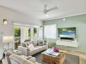 un soggiorno con un divano e una TV di KingsGate 1 - by ZenBreak a Saint Peter