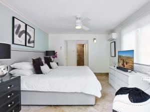 una camera con letto bianco e TV a schermo piatto di KingsGate 1 - by ZenBreak a Saint Peter Altre 16 foto