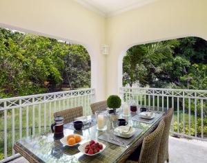 un tavolo con una ciotola di frutta su un balcone di KingsGate 1 - by ZenBreak a Saint Peter