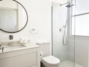 Un baño blanco con ducha y WC. en The Nest Garden Grove - 3bd By ZenBreak, en Saint James 16 fotos más